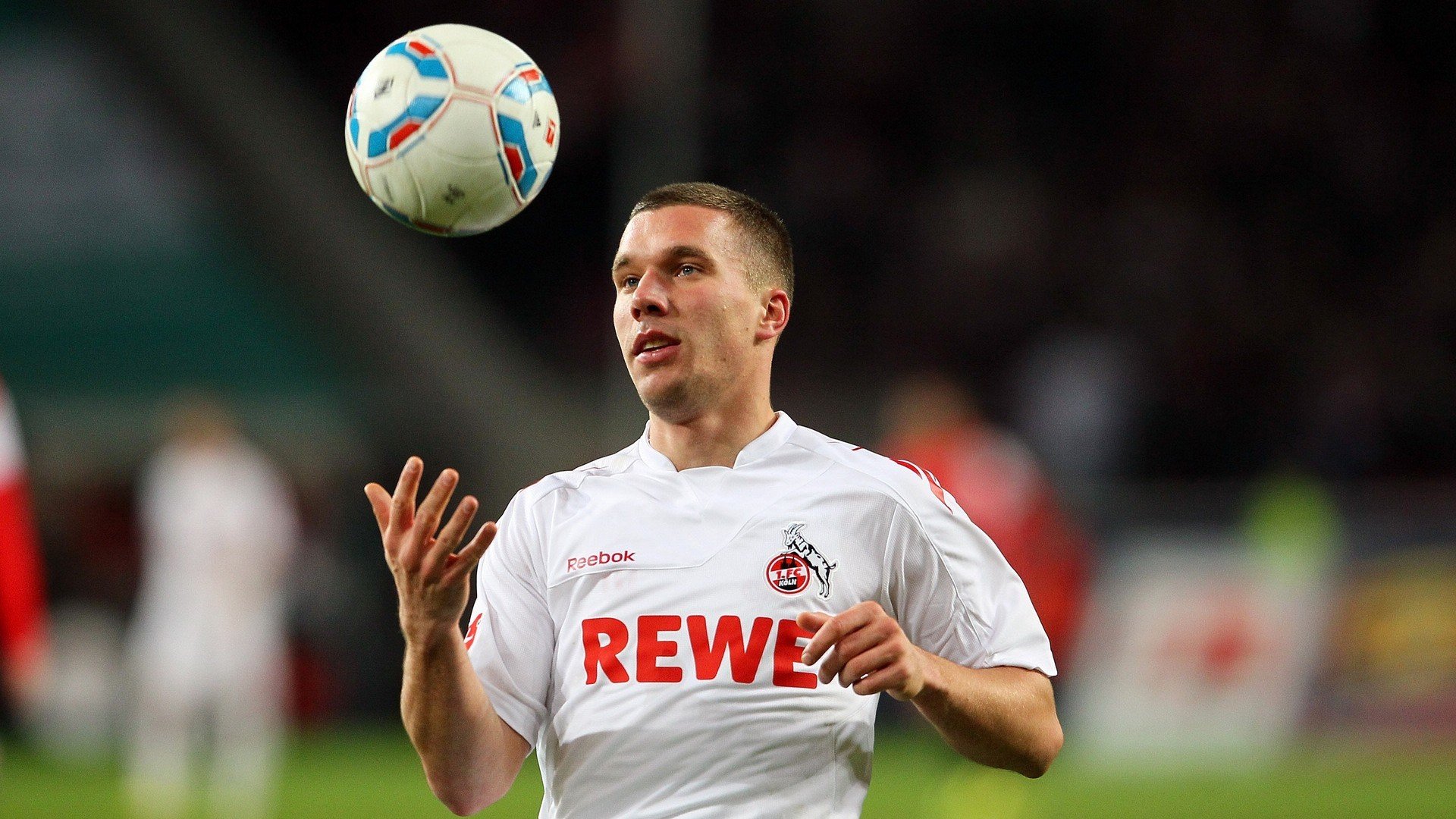 -篮球赛场焦点！英格兰队对阵德国队，核心球员受伤，球队前景蒙阴影